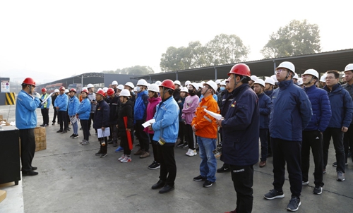 熱火朝天！集團總部140余人到股份公司氯堿分廠開展勞動(圖1)