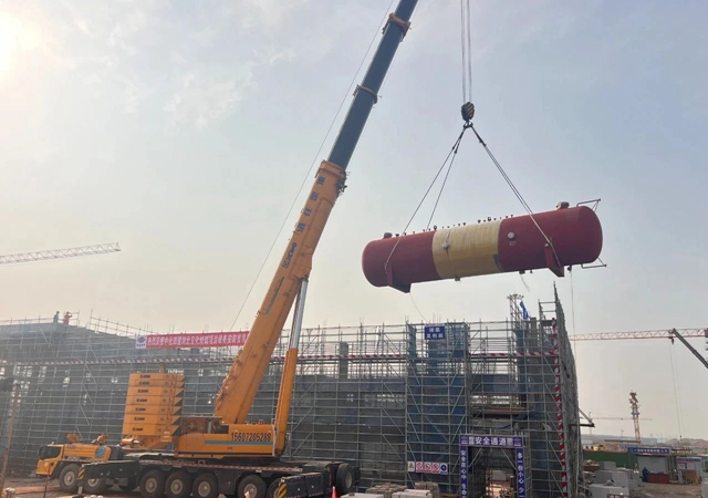 首臺大型設備“落戶”，氯堿新能源項目吹響工程設備安裝新號角！(圖1)