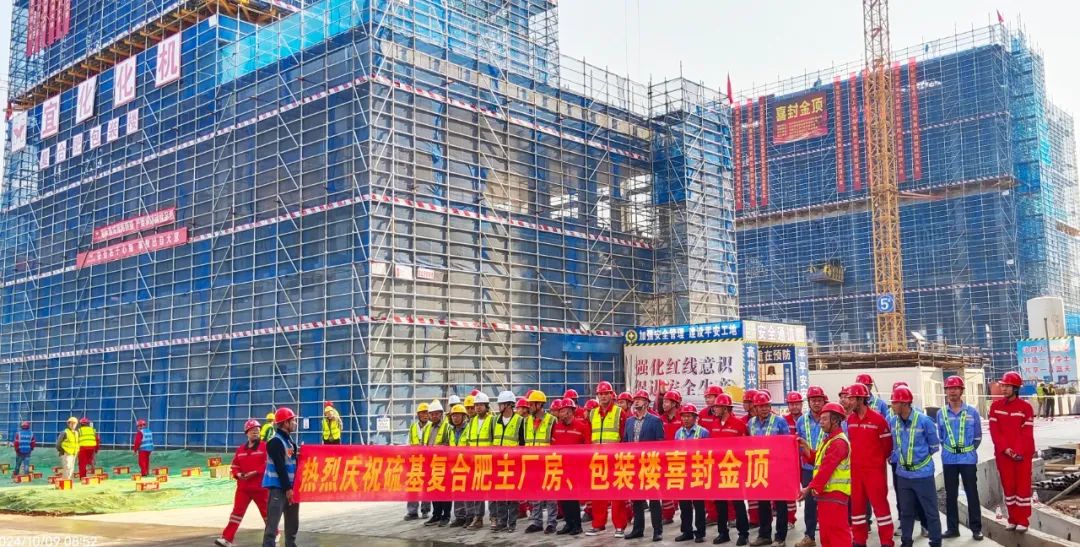 化機(jī)公司黨委書記、董事長、總經(jīng)理?xiàng)钪袧傻匠琼?xiàng)目現(xiàn)場(chǎng)辦公(圖2)