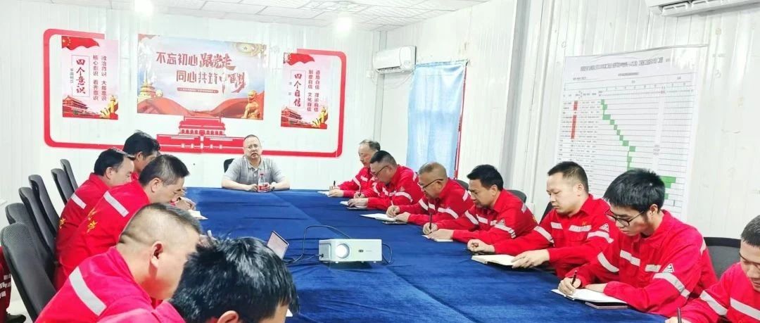 化機(jī)公司黨委書記、董事長、總經(jīng)理?xiàng)钪袧傻叫陆?xiàng)目部現(xiàn)場辦公